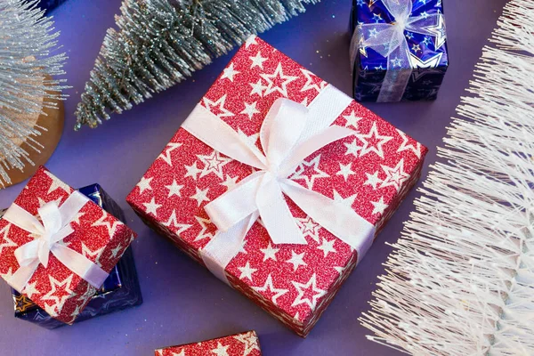 Geschenkdozen Met Glanzende Kerstbomen Paarse Achtergrond Plat Gelegd Vakantie Concept — Stockfoto