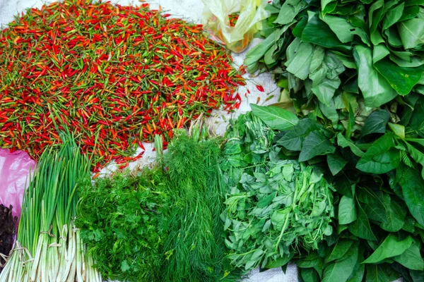 Frische Chilischoten Und Gemüse Auf Dem Wochenmarkt Traditioneller Lokaler Morgenmarkt — Stockfoto