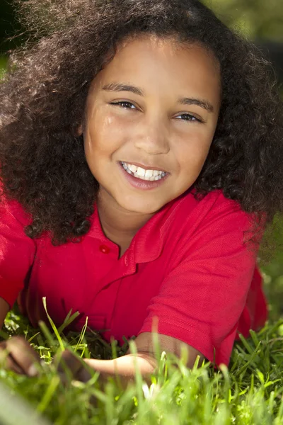 Mooi gemengd ras Afro-Amerikaanse meisje glimlachen — Stockfoto