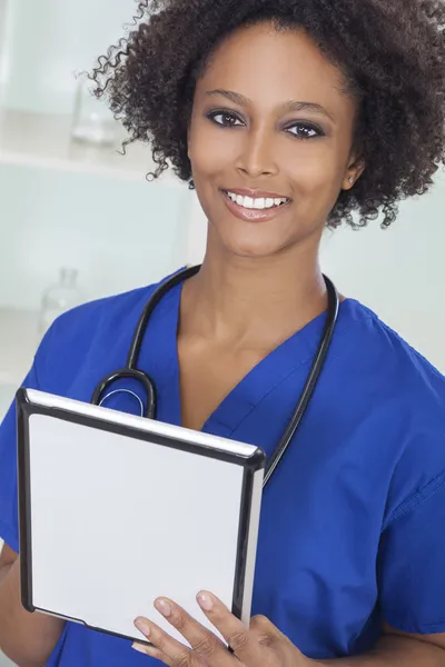 Afrikalı Amerikalı erkek kadın doktor ve Tablet bilgisayar — Stok fotoğraf