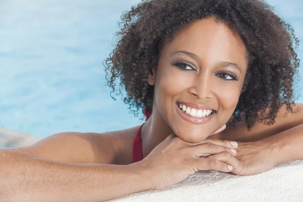Sexy mujer afroamericana chica en piscina — Foto de Stock