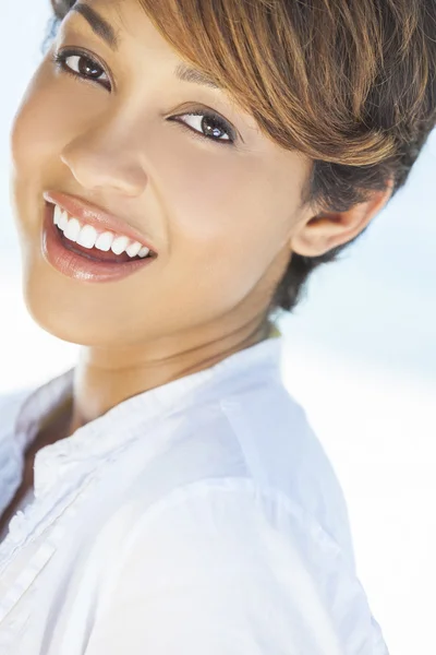 Hermosa mujer de raza mixta riendo — Foto de Stock