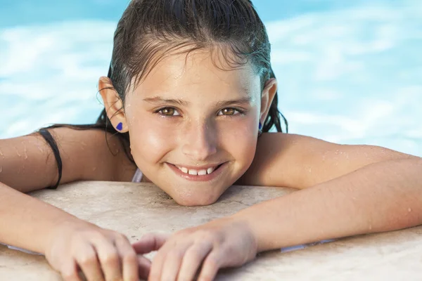 Счастливая девочка в бассейне — стоковое фото