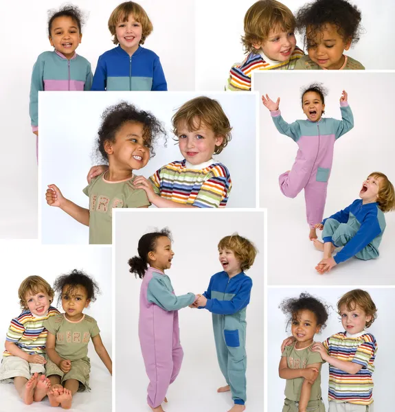 Kleine Kinder spielen zusammen — Stockfoto