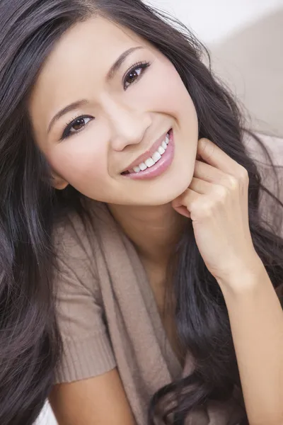 Bonita chinesa oriental asiática mulher sorrindo — Fotografia de Stock