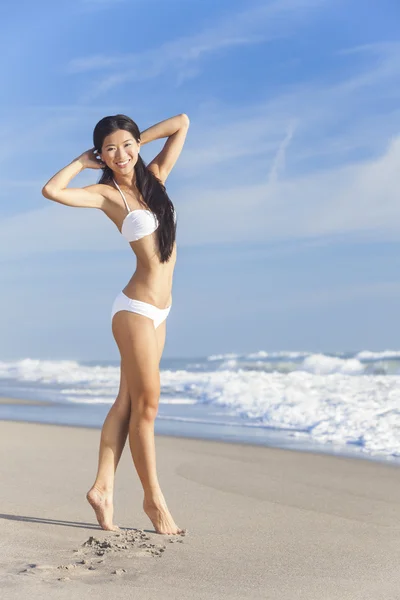 Chino asiático joven mujer chica en bikini en playa —  Fotos de Stock