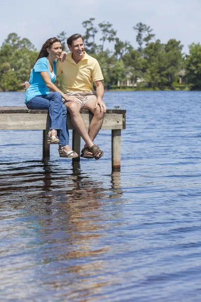 Romantický pár muž a žena, sedící u jezera — Stock fotografie
