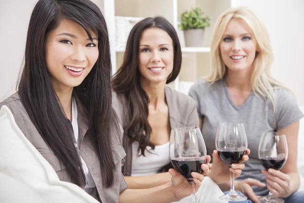 異人種間のグループの 3 つの女性の友人がワインを飲む — ストック写真