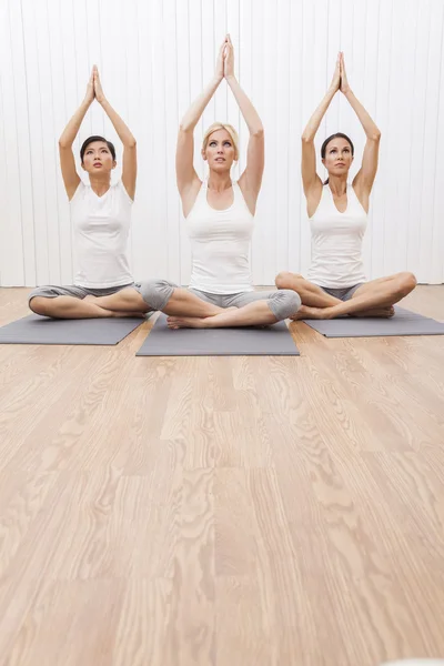 Gruppo interrazziale di tre belle donne in posizione Yoga — Foto Stock