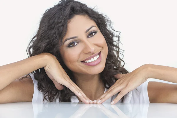 Mulher hispânica feliz bonita sorrindo — Fotografia de Stock