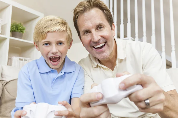 Uomo e ragazzo, Padre e figlio, Giocare ai videogiochi di console — Foto Stock