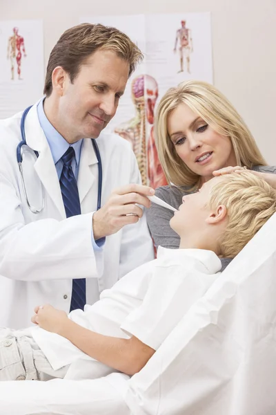 Male Doctor Examining Boy Child With Mother — 图库照片