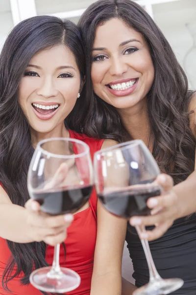 Duas mulheres felizes amigos bebendo vinho juntos — Fotografia de Stock