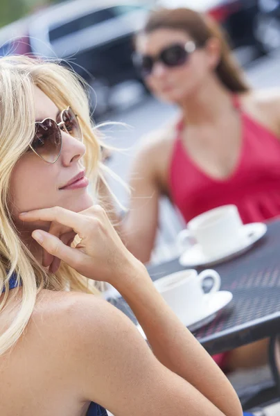 Två unga kvinnor vänner dricker kaffe i caféet — Stockfoto