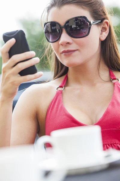 カフェで美しい若い女性の携帯電話のテキスト メッセージ — ストック写真