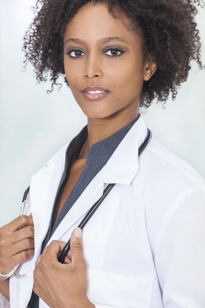 Αφρικανική αμερικανική γυναίκα γυναίκα γιατρός νοσοκομείο — Φωτογραφία Αρχείου