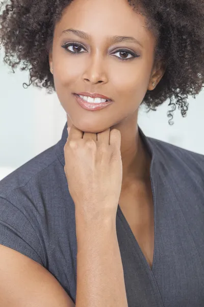 Schöne gemischte Rasse afrikanisch-amerikanische Geschäftsfrau — Stockfoto