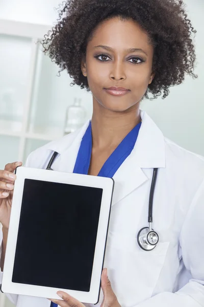 Médecin féminin afro-américain avec ordinateur tablette — Photo