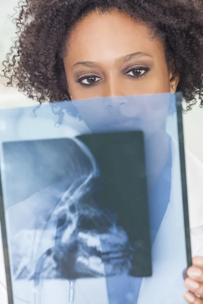 Afro-americano mulher mulher médico x ray — Fotografia de Stock