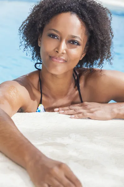 Sexy afro americano mulher menina no natação piscina — Fotografia de Stock