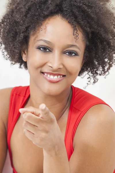 Glücklich Mixed Race Afrikanische Amerikanerin zeigt — Stockfoto