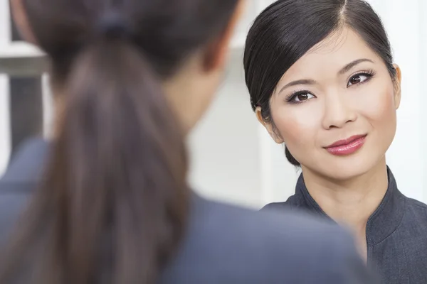 Asiatique chinois femme ou femme d'affaires en réunion — Photo