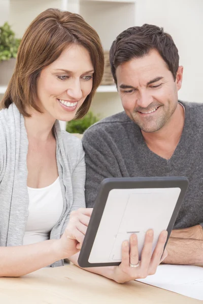 Ευτυχισμένος άνθρωπος & ζευγάρι γυναίκα που χρησιμοποιούν τον υπολογιστή Tablet στο σπίτι — Φωτογραφία Αρχείου