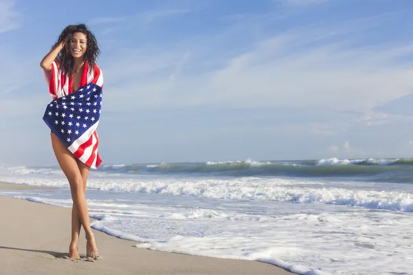 Sexy junge Frau Mädchen in amerikanischer Flagge am Strand — Stockfoto