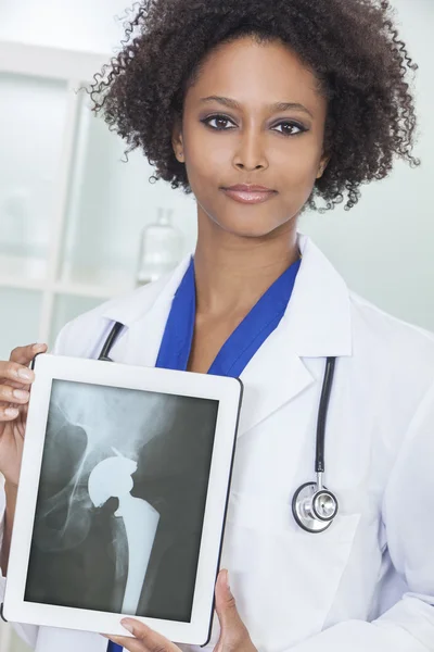 Afroamerikanska kvinna läkare röntgen tablet PC — Stockfoto