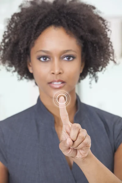 アフリカ系アメリカ人の女性実業家のタッチ スクリーンのボタン — ストック写真