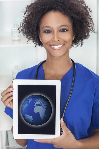 Afrikalı-Amerikalı kadın doktor tablet bilgisayar dünya haritası — Stok fotoğraf
