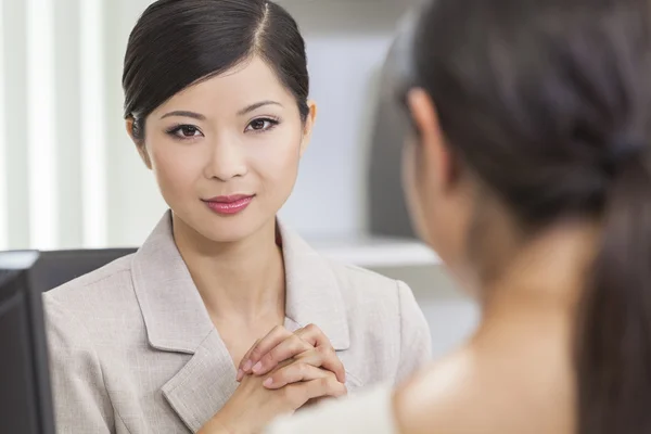 Aziatische chinese vrouw of zakenvrouw in vergadering — Stockfoto