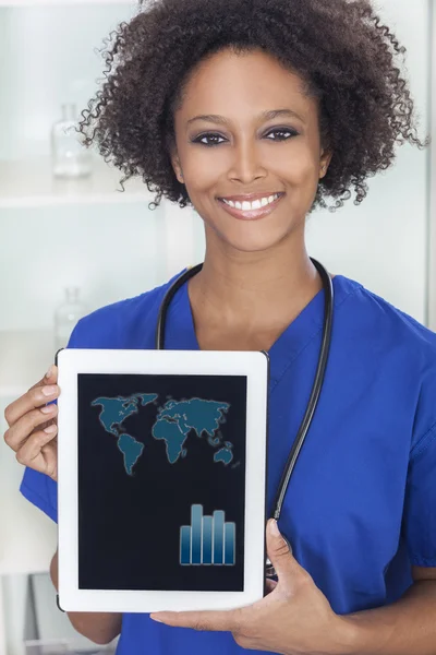 Afro-americano medico femminile con computer tablet — Foto Stock