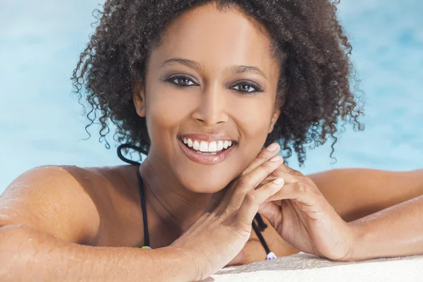 Sexy afro americano mulher menina no natação piscina — Fotografia de Stock