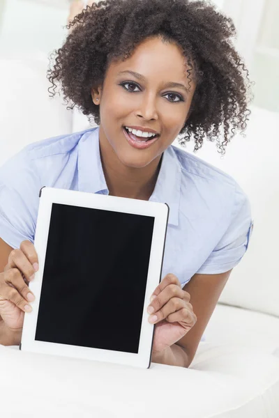 Afryki amerykański dziewczyna młoda kobieta komputer tablet — Zdjęcie stockowe