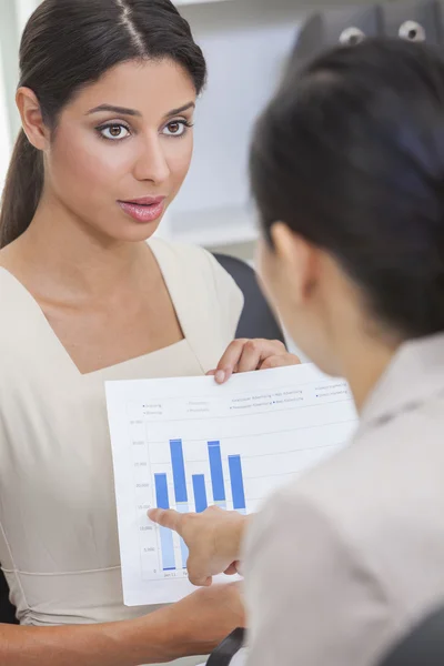 Frau oder Geschäftsfrau im Gespräch mit Graphik — Stockfoto