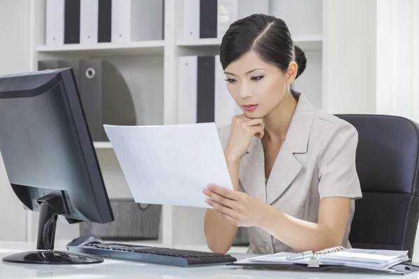 Asiática china mujer o mujer de negocios en la oficina — Foto de Stock