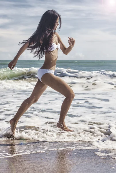 Sexy mujer chica en bikini corriendo en la playa — Foto de Stock