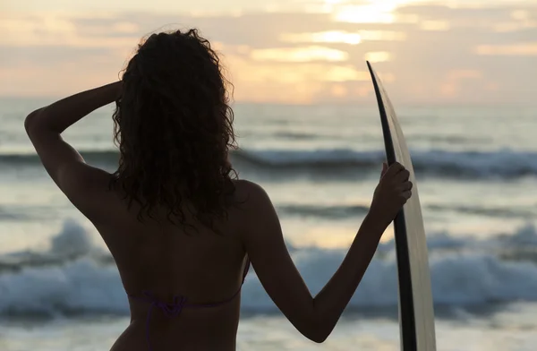 Vrouw bikini surfer & surfplank strand zonsondergang — Stockfoto