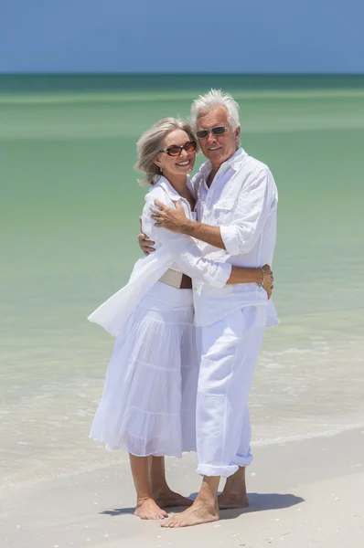 Casal Sênior feliz abraçando na praia tropical — Fotografia de Stock