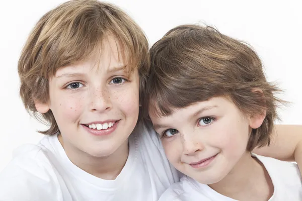 Niños felices hermanos sonriendo juntos —  Fotos de Stock