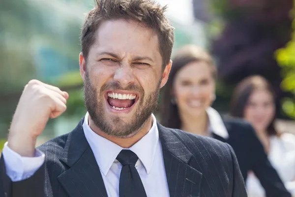 Hombre de negocios exitoso celebrando con el equipo femenino — Foto de Stock