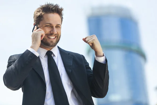 Genç başarılı iş adamı cep telefonundan konuşuyor. — Stok fotoğraf