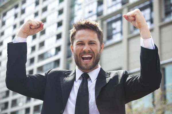 Joven hombre de negocios exitoso celebrando en la ciudad — Foto de Stock