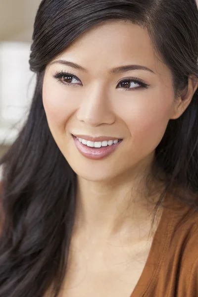 Bonita chinesa oriental asiática mulher sorrindo — Fotografia de Stock