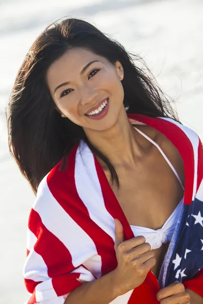 Bela ásia mulher menina no americano bandeira no praia — Fotografia de Stock