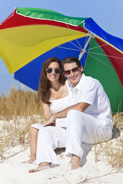 Man vrouw paar zonnebril multi gekleurde strand paraplu — Stockfoto