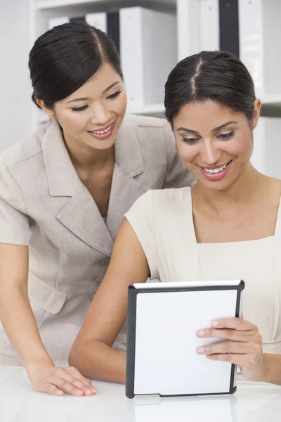 Asiatico cinese & ispanico Businesswomen Utilizzando Tablet Computer — Foto Stock