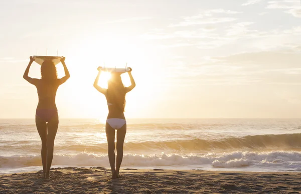 Bikini Mujer Surfistas y tablas de surf Sunset Beach — Foto de Stock