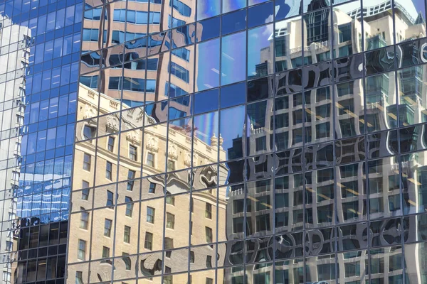 Oude gebouw reflecties in Vensters van moderne kantoor — Stockfoto